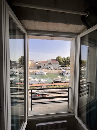 Interior. Apartment overlooking the Quais de Beaucaire