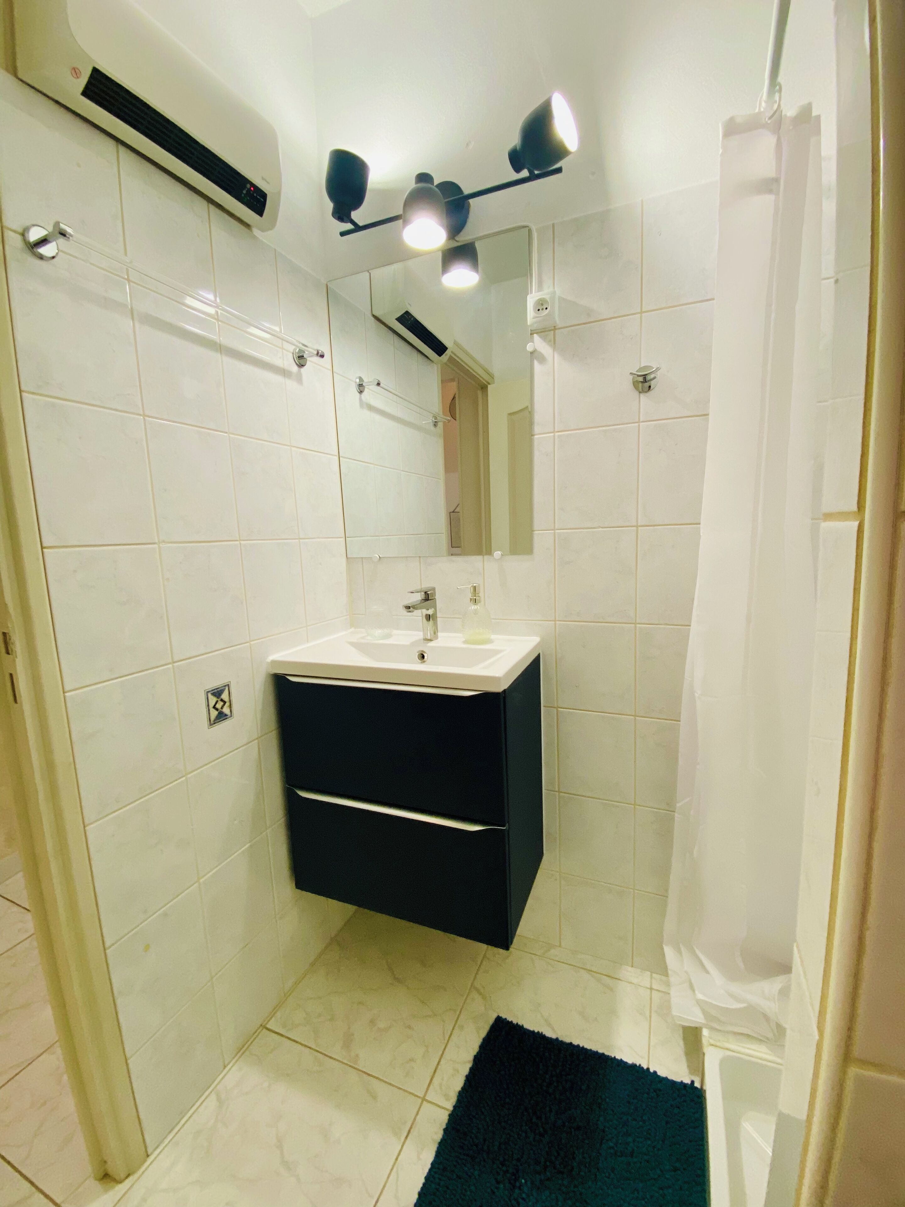 Dusche, Whirlpool, Haartrockner, Handtücher