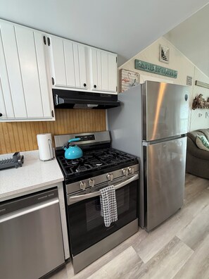 Réfrigérateur, four à micro-ondes, un four, surface de cuisson