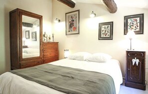 3 bedrooms, desk, iron/ironing board, travel crib