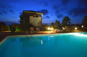 Una piscina al aire libre