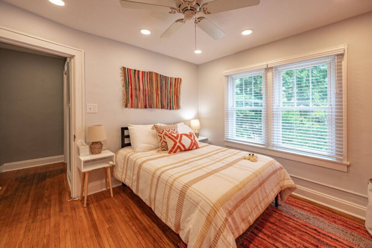 2 habitaciones, escritorio, tabla de planchar con plancha y wifi gratis 