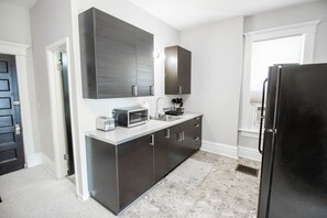 Kjøleskap, mikrobølgeovn, ovn og kokeplater