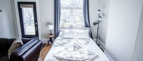 Iron/ironing board, WiFi, bed sheets