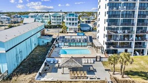 Un hôtel doté d’une piscine, de plusieurs bâtiments et offrant une vue sur un ciel dégagé.