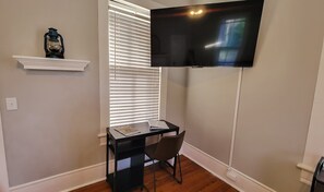 Room, 1 Queen Bed | Individually decorated, individually furnished, desk, free WiFi - The Cottage on 5th (Eastman)