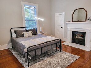 Rom, 1 queensize-seng | Individuelt dekorert, individuelt innredet og skrivebord