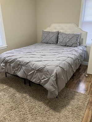 3 bedrooms, WiFi, bed sheets - Updated home 10 minutes walk from Notre Dame (South Bend)