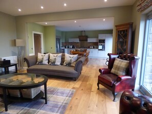 Smart TV - Stunning Strathview Cottage - sleeps 8 guests  in 4 bedrooms (Crieff)