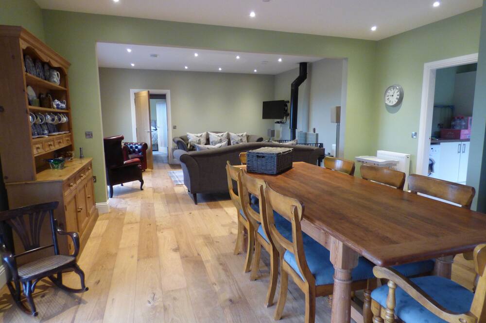 Stunning Strathview Cottage - sleeps 8 guests in 4 bedrooms