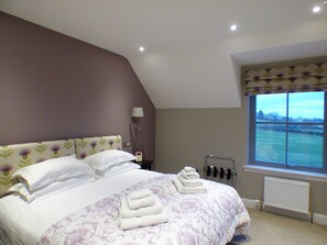 4 bedrooms, iron/ironing board, free WiFi, bed sheets - Stunning Strathview Cottage - sleeps 8 guests  in 4 bedrooms (Crieff)