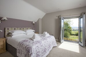 2 bedrooms, desk, iron/ironing board, free WiFi - Coachmans Cottage - a cosy 2 bed cottage  - sleeps 4 (Crieff)