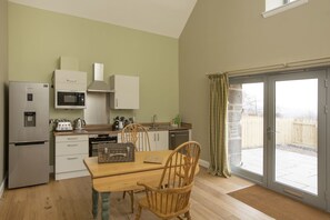 Fridge, microwave, oven, stovetop - Beautiful Doves Cottage - perfect for couples  - Sleeps 2 (Crieff)