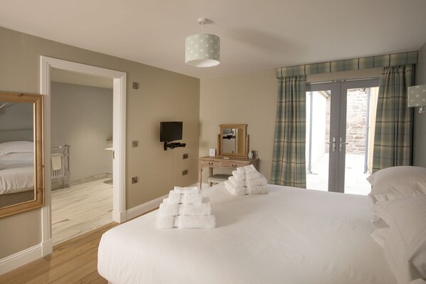 5 bedrooms, desk, iron/ironing board, free WiFi
