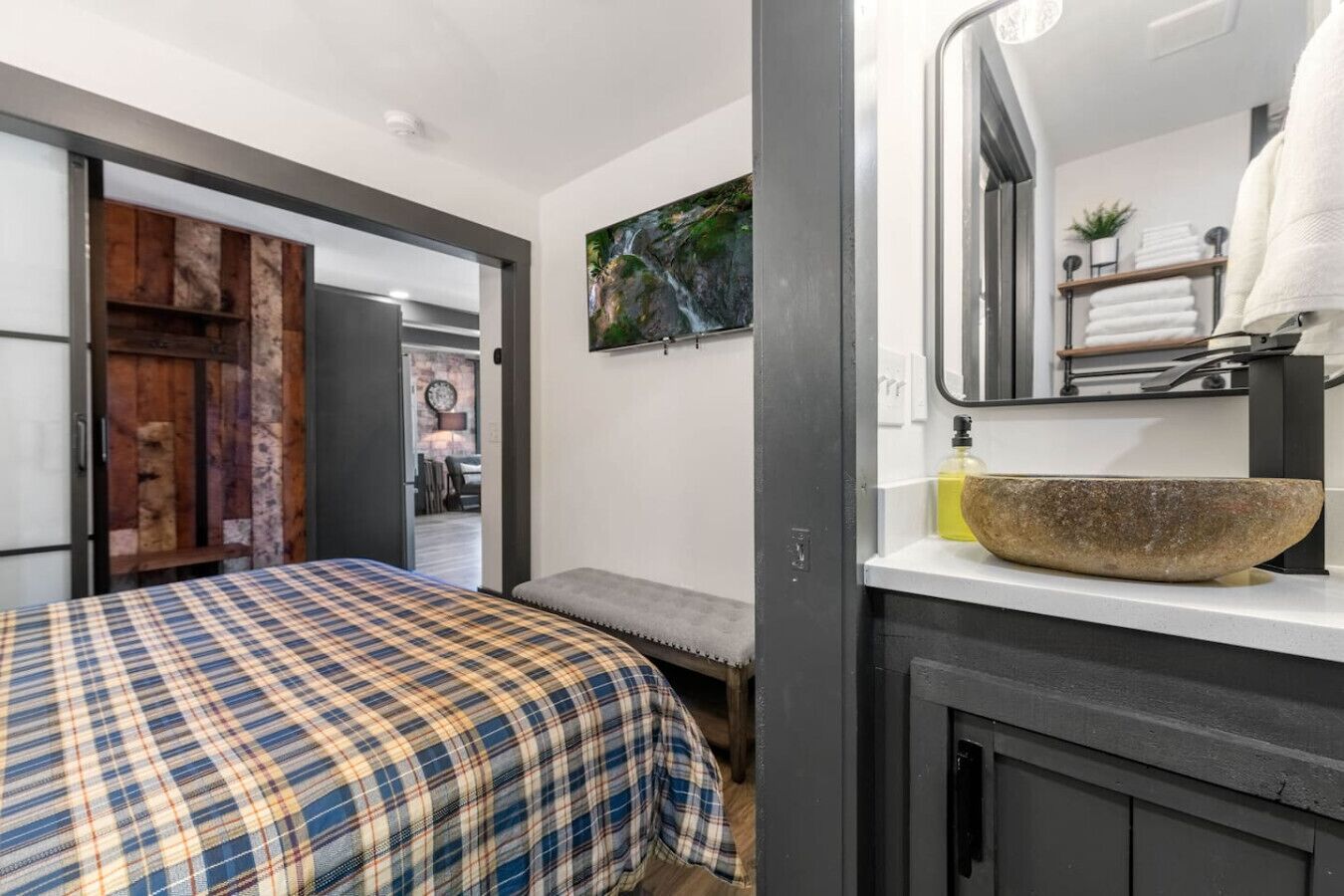 مكواة/لوح كي وسرير سفر وواي فاي مجانًا وملاءات أسرّة