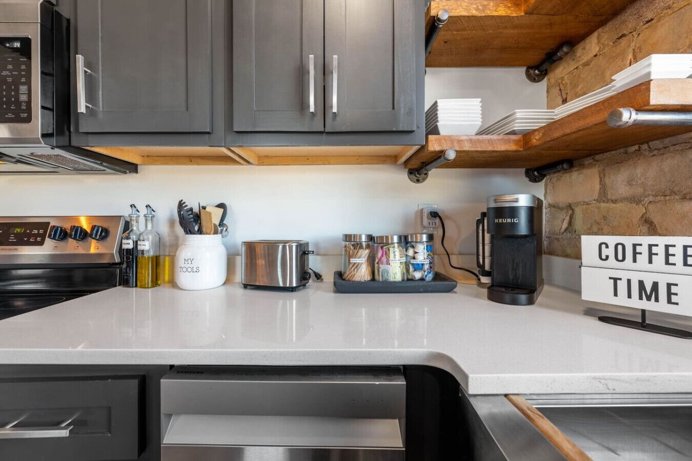 Réfrigérateur, micro-ondes, four, plaque de cuisson