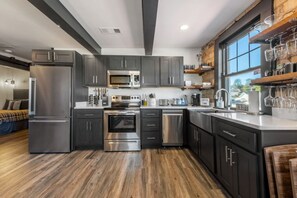 ثلاجة، ميكروويف، فرن، موقد طهي مسطح