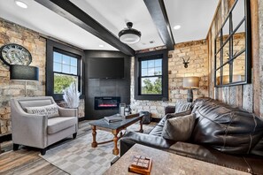 Smart TV, fireplace - Modern Rustic Loft Suite in Downtown Blue Ridge (Blue Ridge)