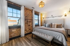 مكواة/لوح كي وسرير سفر وواي فاي مجانًا وملاءات أسرّة