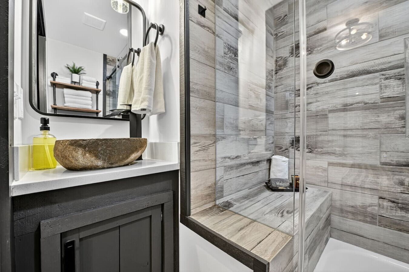 淋浴设施、吹风机、毛巾、肥皂