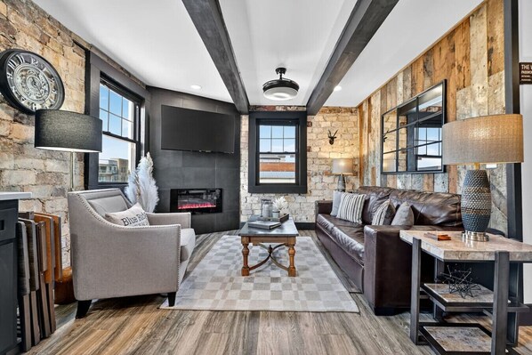 Smart TV, fireplace - Modern Rustic Loft Suite in Downtown Blue Ridge (Blue Ridge)