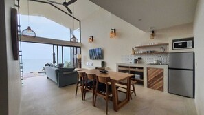 Mini-fridge, microwave, stovetop, coffee/tea maker - Sarana Beach Villas (Koh Samui)