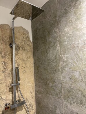 Douche, sèche-cheveux, serviettes fournies, savon