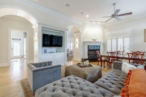 Smart-tv, een open haard en een stereo