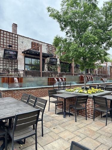 Downtown Greensboro Retreat - Walk to Dining & Breweries + 2 Free Parking spots