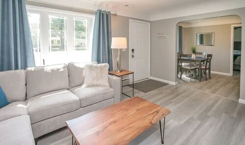 Heart of Strongsville-2 Bdrm Ranch-King, Queen