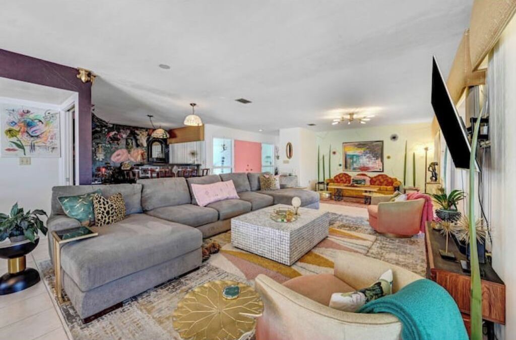 Smart TV, videogiochi, tavolo da ping pong, libri