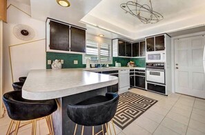 Geladeira, micro-ondas, fogão, cooktop