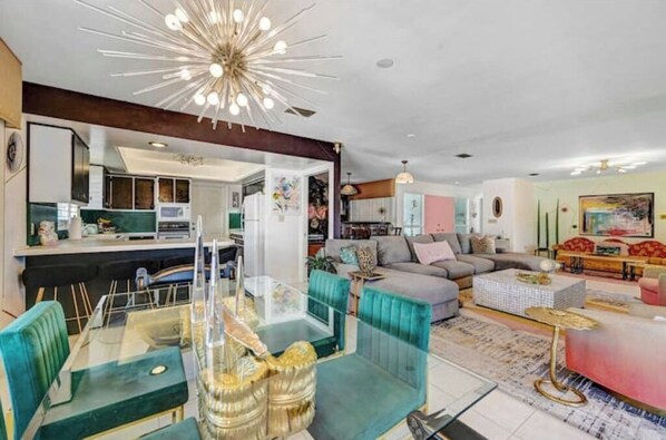 スマートテレビ、テレビゲーム、卓球台、書庫