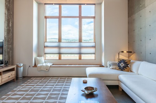 Modern townhome in downtown, Roof-top patio w/River views, walk to breweries