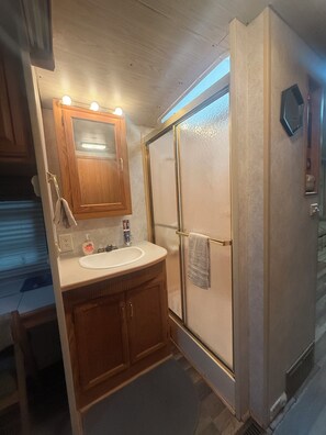 Dusche, Handtücher, Toilettenpapier