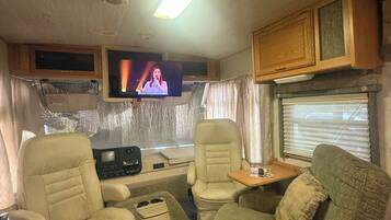 智能電視、壁爐、DVD 播放機