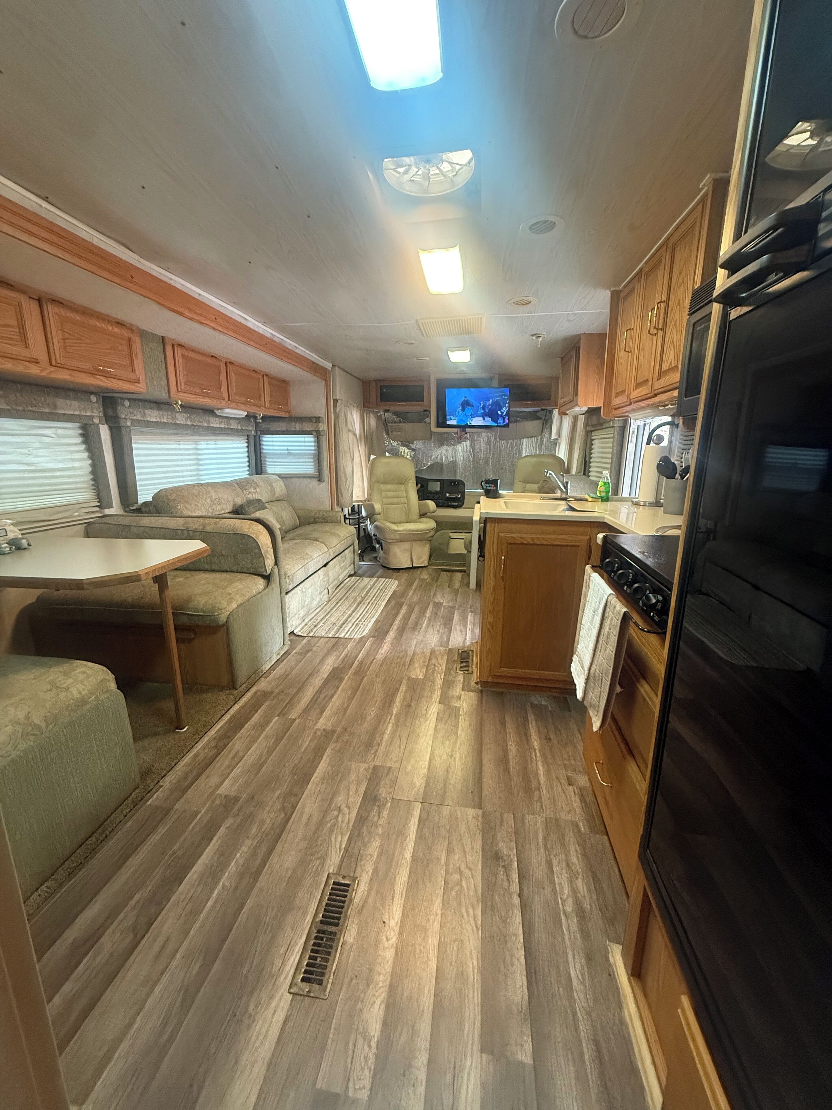 智能電視、壁爐、DVD 播放機