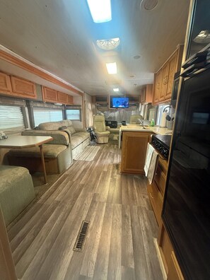 Smart-TV, peis og DVD-spiller