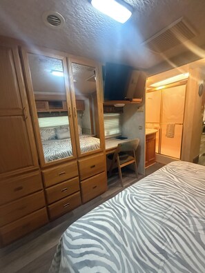 1 habitación, tabla de planchar con plancha, wifi y ropa de cama