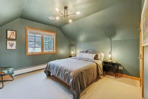 7 bedrooms, desk, iron/ironing board, travel cot