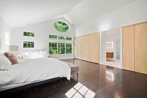 Taggart River House: Modern Luxury Meets Nature: Stunning river views, sleeps 10