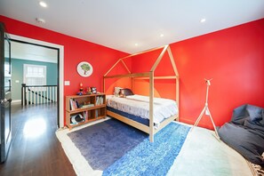 5 habitaciones, tabla de planchar con plancha y cuna de viaje