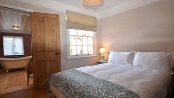 Romantikus házikó | 2 hálószoba, hordozható kiságy, ingyenes wifi és ágynemű