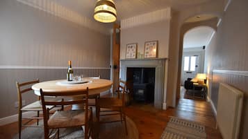 Romantic Cottage | In-room dining