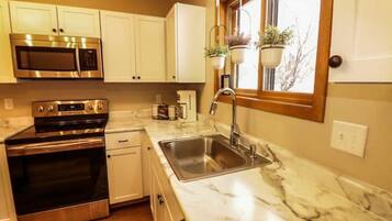 Refrigerador, microondas, parrilla de estufa y utensilios de cocina