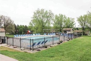 Alberca techada y alberca al aire libre