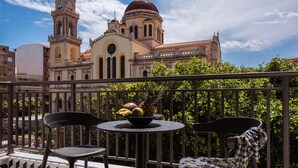 Ein Balkon mit Tisch, Stühlen und einer Obstschale.