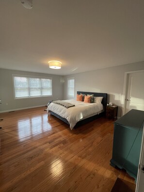 3 habitaciones, tabla de planchar con plancha y cuna de viaje