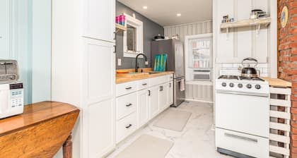 Cozy Cottage Steps from Hampton Beach, Sleeps 6, 2 car parking!