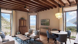 Une pièce avec un plafond en bois, un coin repas avec des chaises et une table, un canapé, un meuble et un téléviseur fixé au mur.